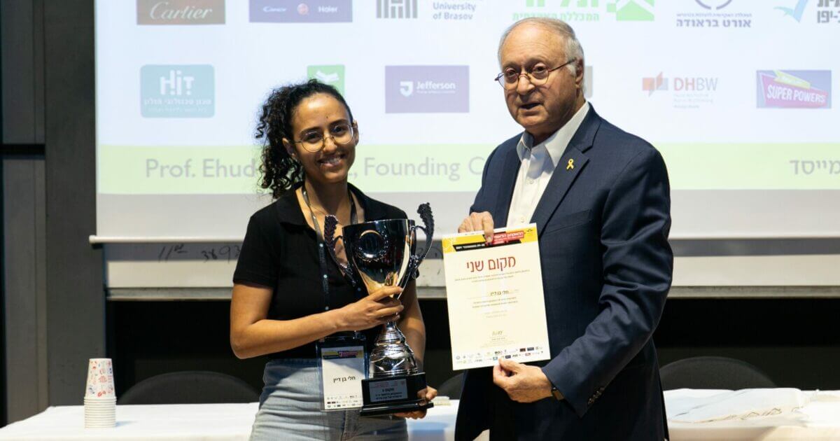 פרופ מניפז עם זוכת המקום השני חלי בן דיין צילום אחיקם בן יוסף