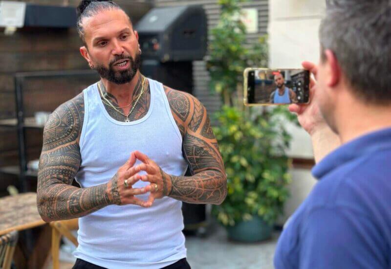 מישל טרוני מתראיין מחוץ לבית המשפט