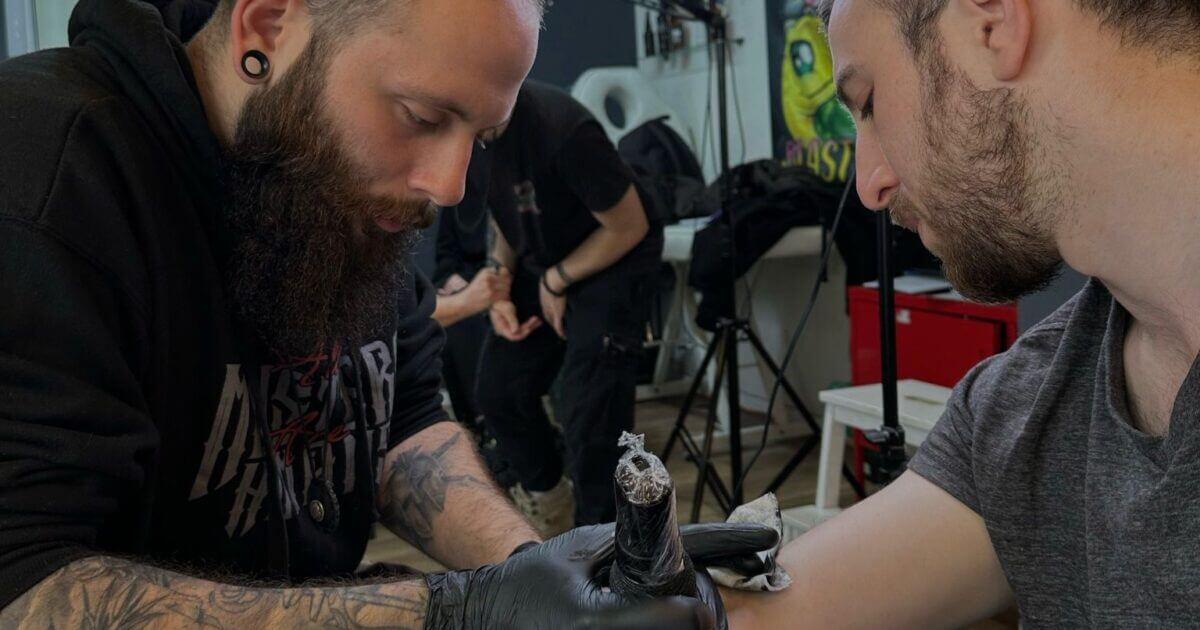 ניר רובינסקי מקעקע בסטודיו שלו - צילום יחצ