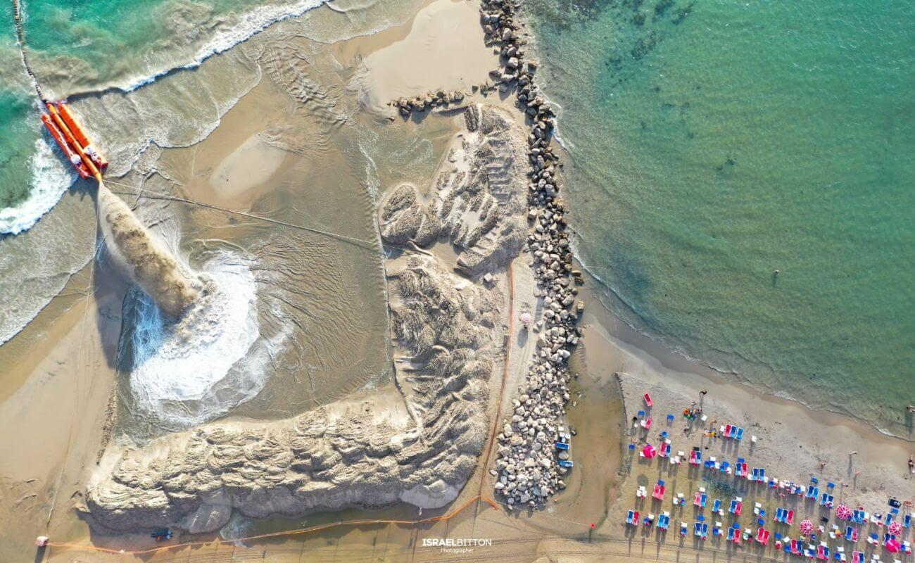 הזנת חול בחוף הסלע בבת ים, צילום: ישראל ביטון