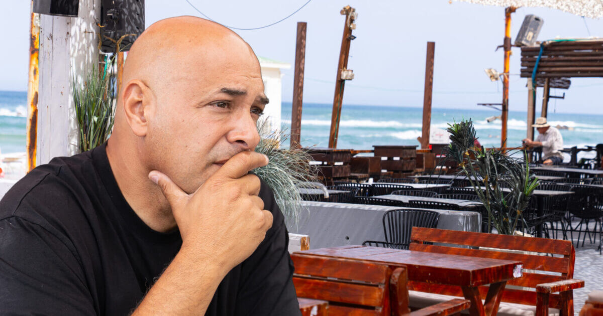 צי׳קו רומי על רקע המסעדה