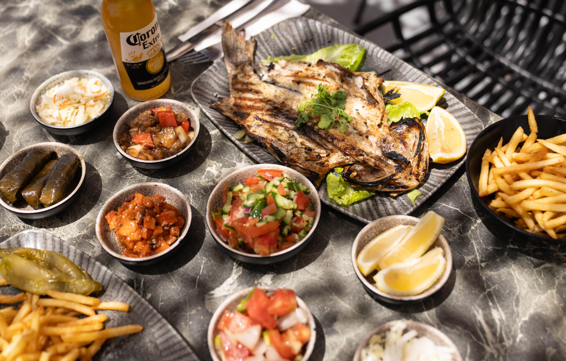 דג שלם צלוי על הגריל עם סלטי הבית